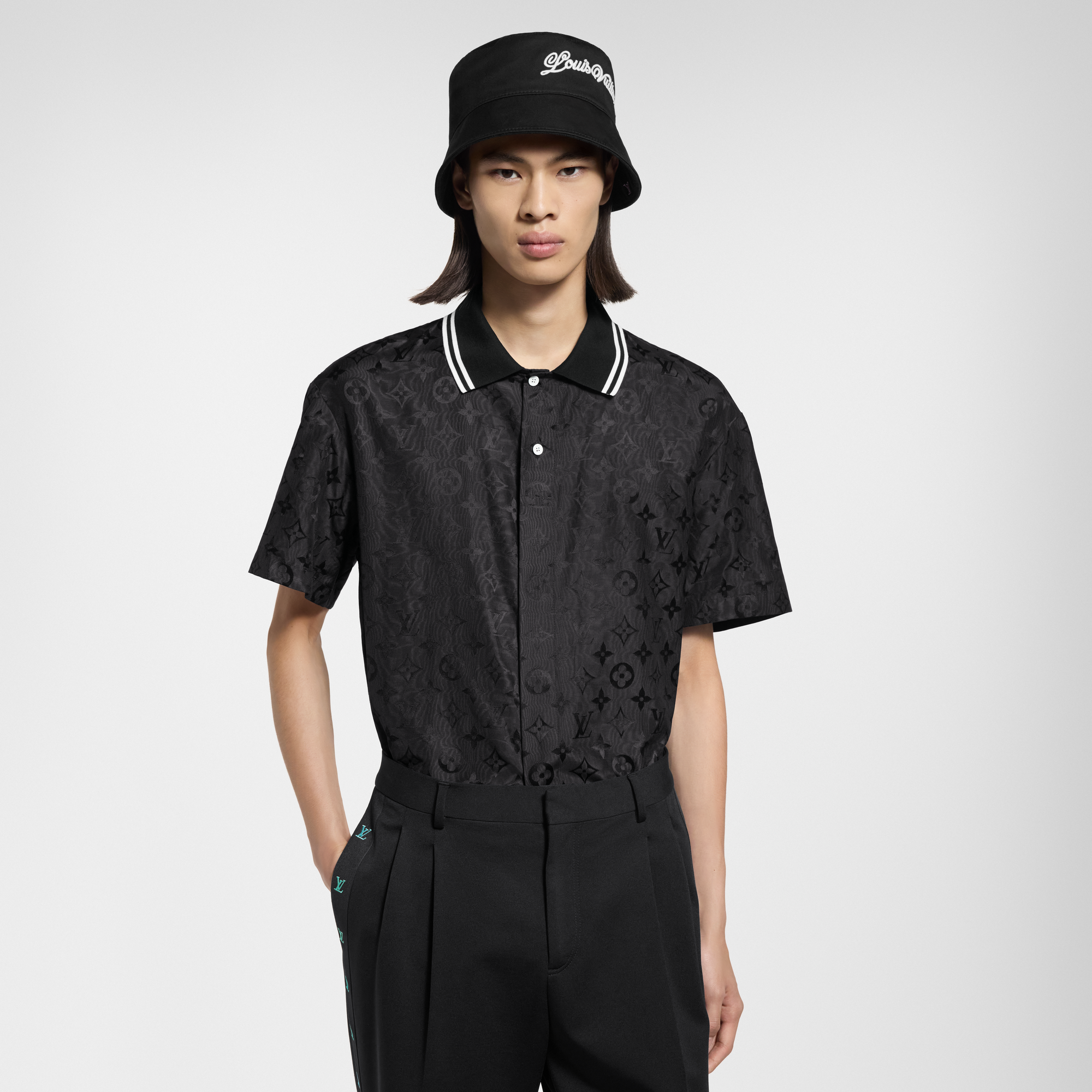 เสื้อเชิ้ตแขนสั้นผ้าไหมลาย Monogram Moire เทคนิคแจ็คการ์ด  in ผู้ชาย's เสื้อผ้า เสื้อเชิ้ตสำหรับผู้ชาย collections by Louis Vuitton (การย่อ/ขยายผลิตภัณฑ์)